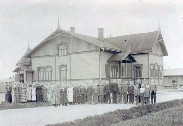 Kuva 3. Lapset seisovat rivissä Wiksbergin koulun edustalla.